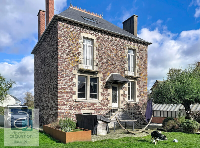 Maison de ville en pierre à Saint-Méen-le-Grand – Plein centre