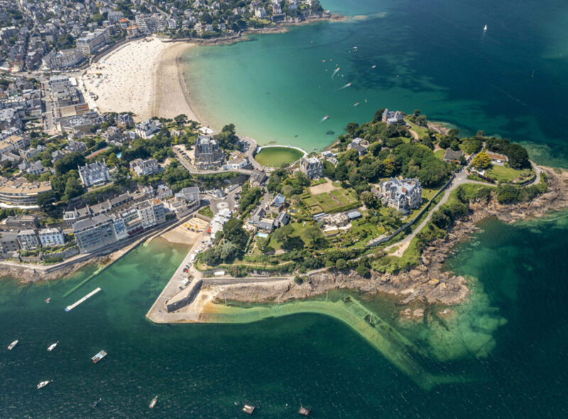 Dinard – Demeure ancienne avec jardin près des plages et du port