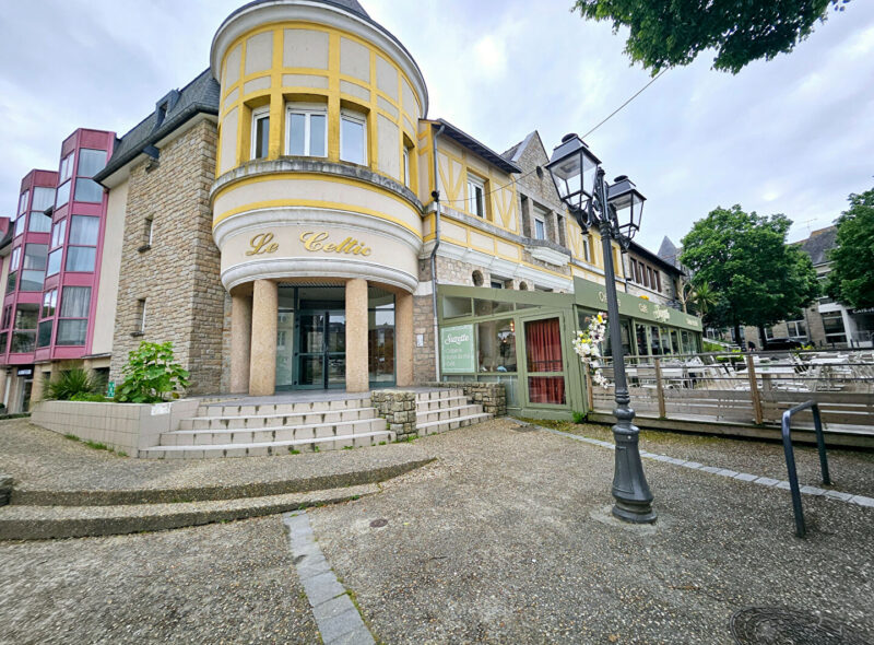 Dinan centre : appartement T2 lumineux avec ascenseur. vue degagée et garage