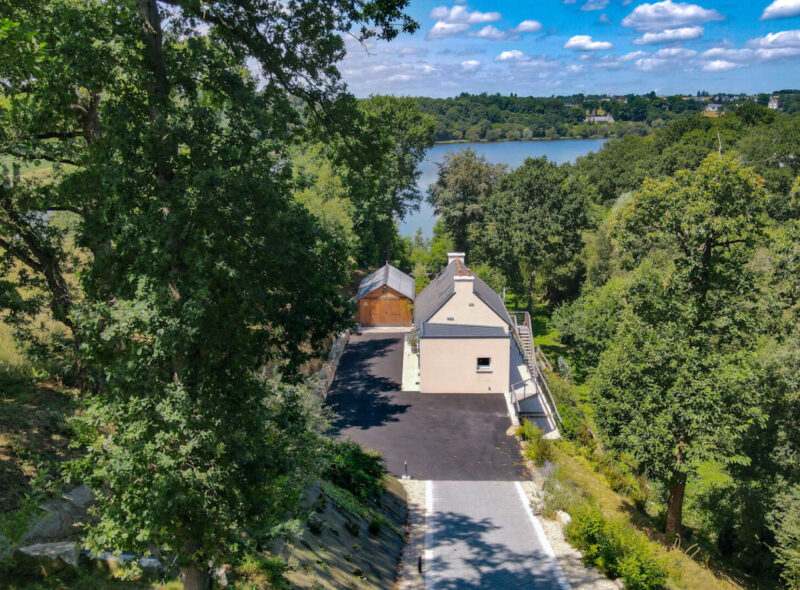 JUGON – VUE sur LAC – Une maison, superbe, pensée comme un bateau