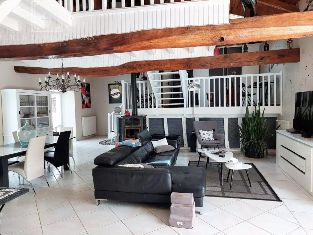 Maison avec piscine – Maison ancienne à Saint-Martial-de-Valette