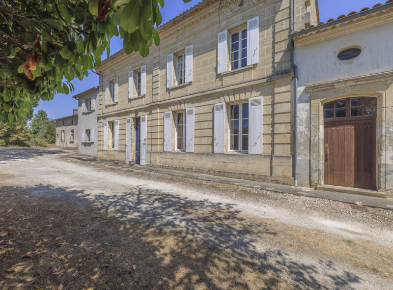 Maison de maître avec dépendance et parc arboré aux portes de Bordeaux