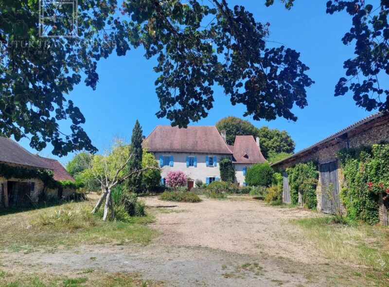 Maison noble avec 37 ha de terrain