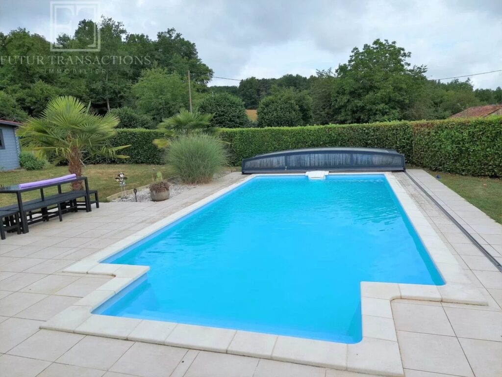 Maison avec piscine – Maison ancienne à Saint-Martial-de-Valette
