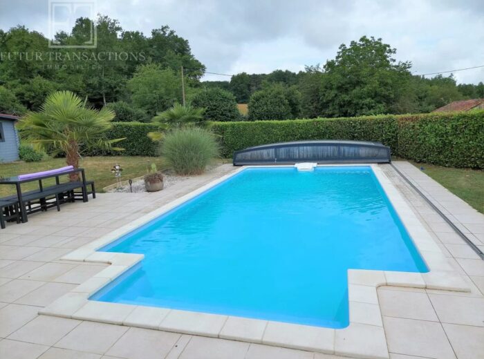 Maison avec piscine – Maison ancienne à Saint-Martial-de-Valette