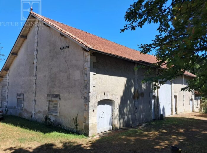 Ensemble pierre sur environ 3.2 ha – Maison ancienne à Saint-André-de-Double
