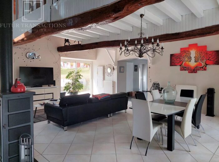 Maison avec piscine – Maison ancienne à Saint-Martial-de-Valette