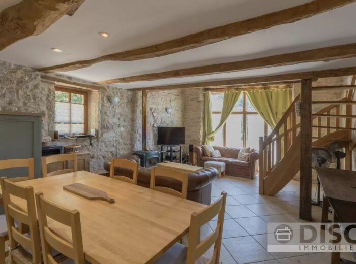 Charmante maison en pierre avec piscine et jardin privé de 2 450 m² – Maison en pierre à Varen