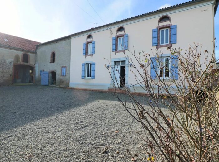 Fermette comprenant 4 chambres sur 6,35ha avec dépendances – Maison ancienne à Vic-en-Bigorre