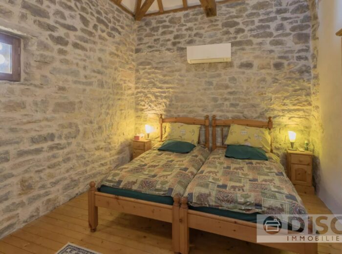 Charmante maison en pierre avec piscine et jardin privé de 2 450 m² – Maison en pierre à Varen