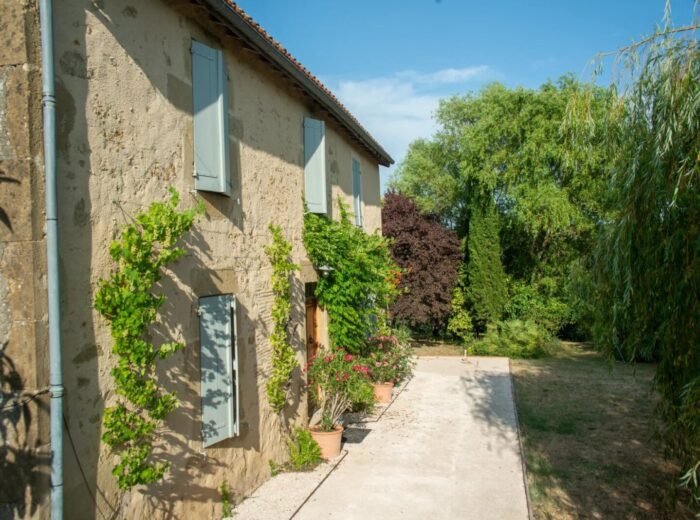 Une charmante ferme gasconne avec une vue imprenable sur les Pyrénées. – Maison ancienne à Laveraët