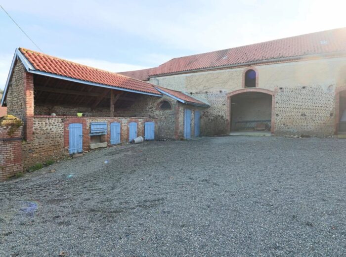 Fermette comprenant 4 chambres sur 6,35ha avec dépendances – Maison ancienne à Vic-en-Bigorre