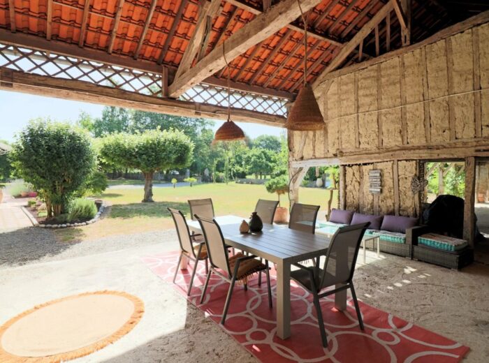 Maison de caractère rénovée, comprenant 3 chambres, avec piscine… – Maison de caractère à Marciac