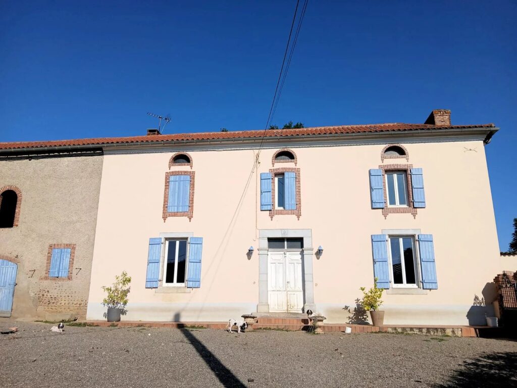 Fermette comprenant 4 chambres sur 6,35ha avec dépendances – Maison ancienne à Vic-en-Bigorre
