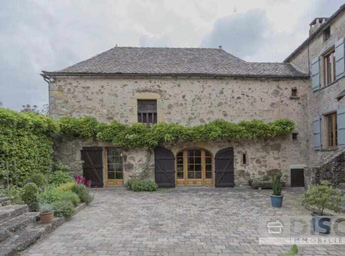 Magnifique propriété en bordure du village de Najac, offrant de… – Château à Najac