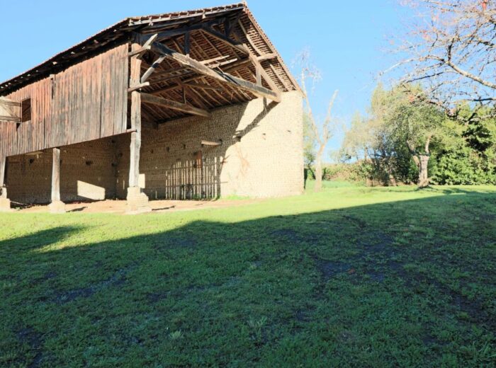 Maison comprenant 5 chambres sur 1860m² avec grandes dépendances – Maison ancienne à Maubourguet