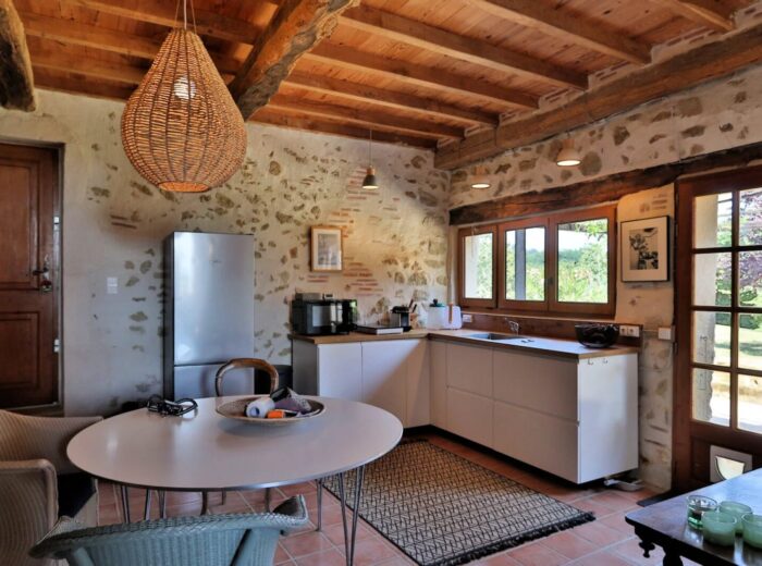 Une charmante ferme gasconne avec une vue imprenable sur les Pyrénées. – Maison ancienne à Laveraët
