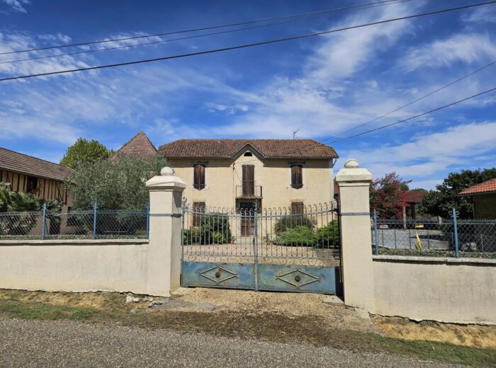Ferme moderne avec une seconde maison à rénover – Maison à rénover à Viella