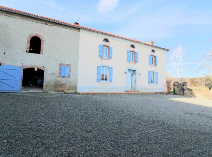 Fermette comprenant 4 chambres sur 6,35ha avec dépendances – Maison ancienne à Vic-en-Bigorre