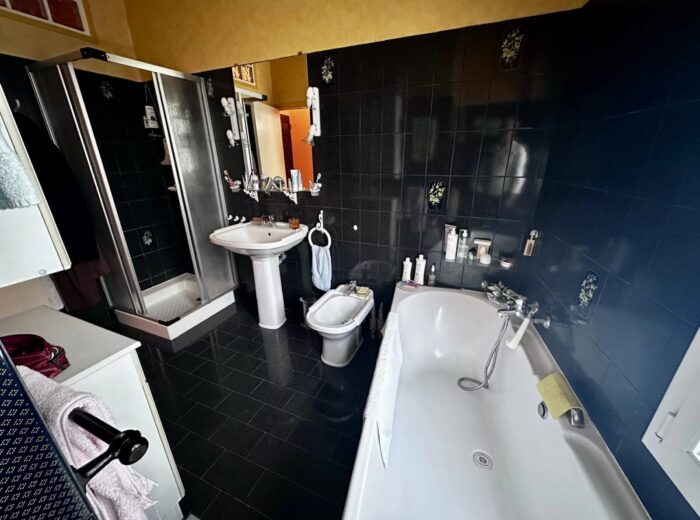 Vaste apt F4 dans maison bourgeoise, terrasses, atelier, cave – Appartement ancien à Perpignan