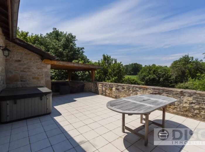 Charmante maison en pierre avec terrasse et jardin – Maison en pierre à Le Riols