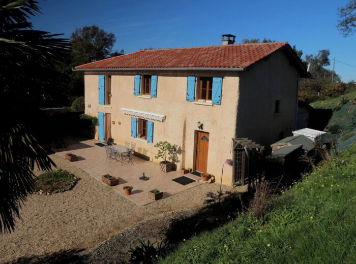 Une charmante maison de campagne dans un endroit paisible – Maison ancienne à TRIE-SUR-BAISE