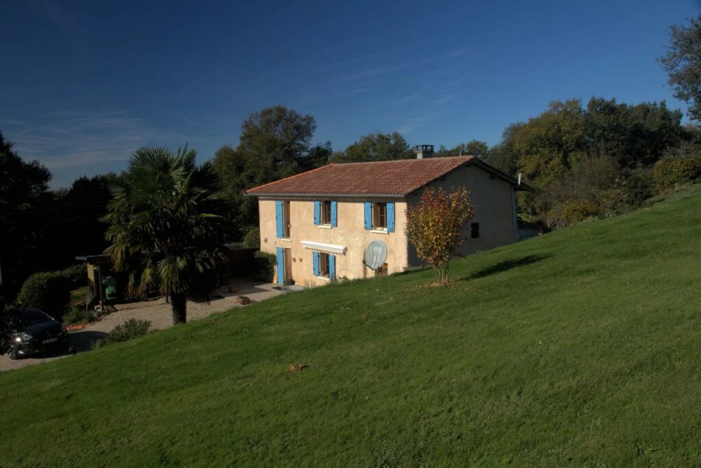 Une charmante maison de campagne dans un endroit paisible – Maison ancienne à TRIE-SUR-BAISE