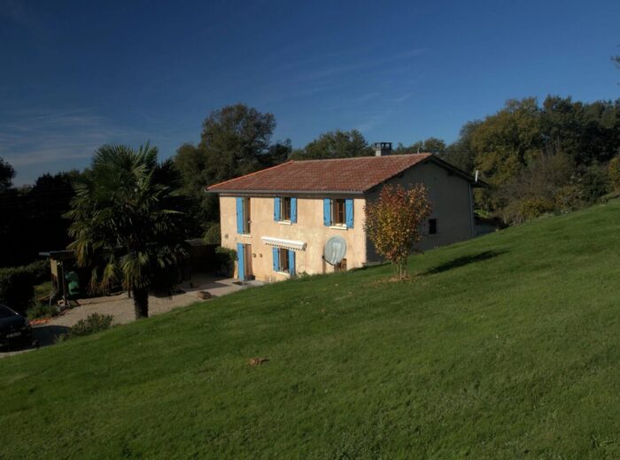 Une charmante maison de campagne dans un endroit paisible – Maison ancienne à TRIE-SUR-BAISE