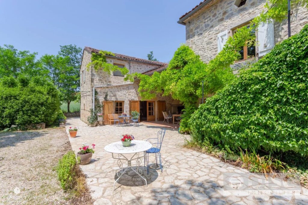 Belle maison avec dépendance, jardin et piscine – Maison ancienne à Verfeil