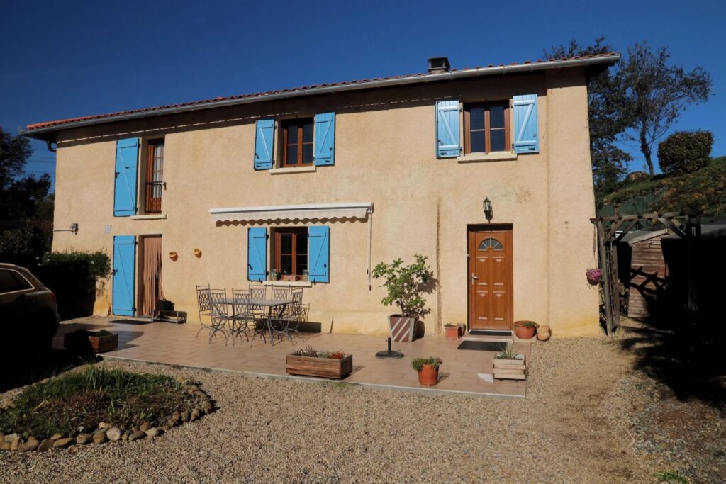 Une charmante maison de campagne dans un endroit paisible – Maison ancienne à TRIE-SUR-BAISE