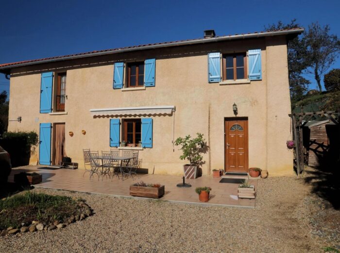 Une charmante maison de campagne dans un endroit paisible – Maison ancienne à TRIE-SUR-BAISE