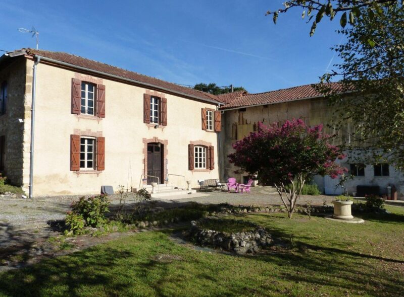 À vendre, proche de Castelnau Magnoac (Hautes Pyrénées): Ferme gasconne des années 1750 avec 3 chambres ; granges avec atelier, grenier ; terrain de 1.419m² avec de belles vues sur la campagne. Situation calme et rurale.