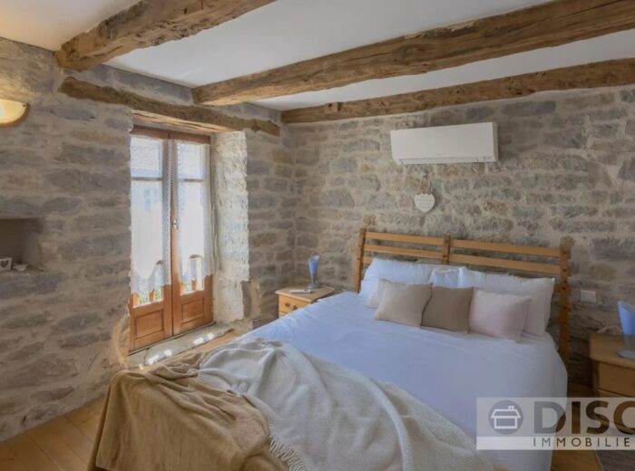 Charmante maison en pierre avec piscine et jardin privé de 2 450 m² – Maison en pierre à Varen