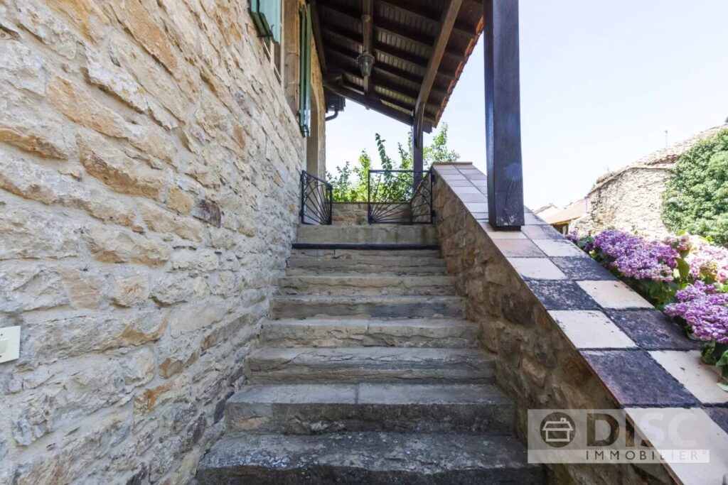 Charmante maison en pierre avec terrasse et jardin – Maison en pierre à Le Riols