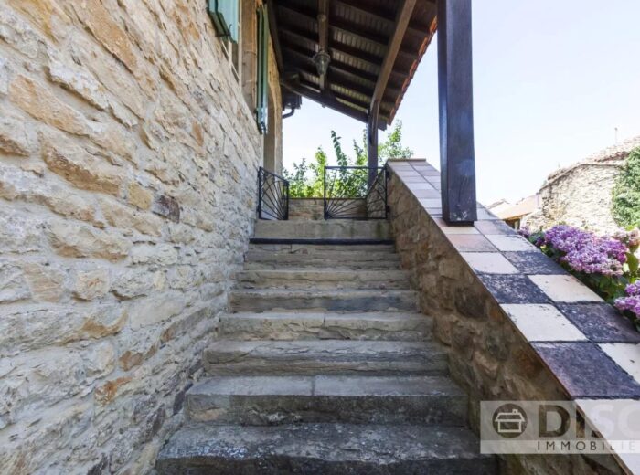 Charmante maison en pierre avec terrasse et jardin – Maison en pierre à Le Riols