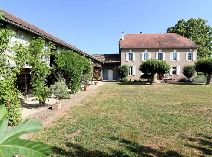 Maison de caractère rénovée, comprenant 3 chambres, avec piscine… – Maison de caractère à Marciac