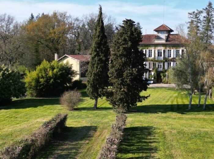 Château avec piscine à Miélan – Château à Miélan