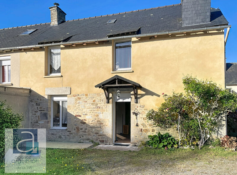 Maison en pierre avec terrasse à CAULNES