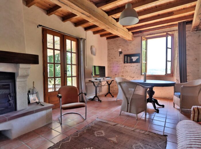 Une charmante ferme gasconne avec une vue imprenable sur les Pyrénées. – Maison ancienne à Laveraët