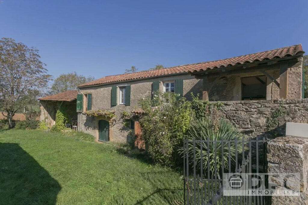 Charmante maison à rénover avec hangars, grange et jardin à 5 minutes… – Maison à rénover à Saint-Antonin-Noble-Val