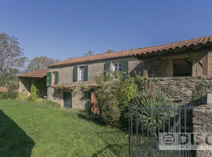 Charmante maison à rénover avec hangars, grange et jardin à 5 minutes… – Maison à rénover à Saint-Antonin-Noble-Val