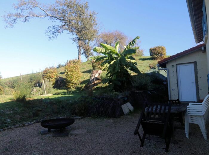 Une charmante maison de campagne dans un endroit paisible – Maison ancienne à TRIE-SUR-BAISE