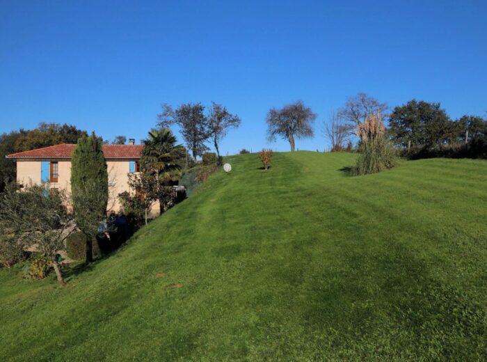 Une charmante maison de campagne dans un endroit paisible – Maison ancienne à TRIE-SUR-BAISE