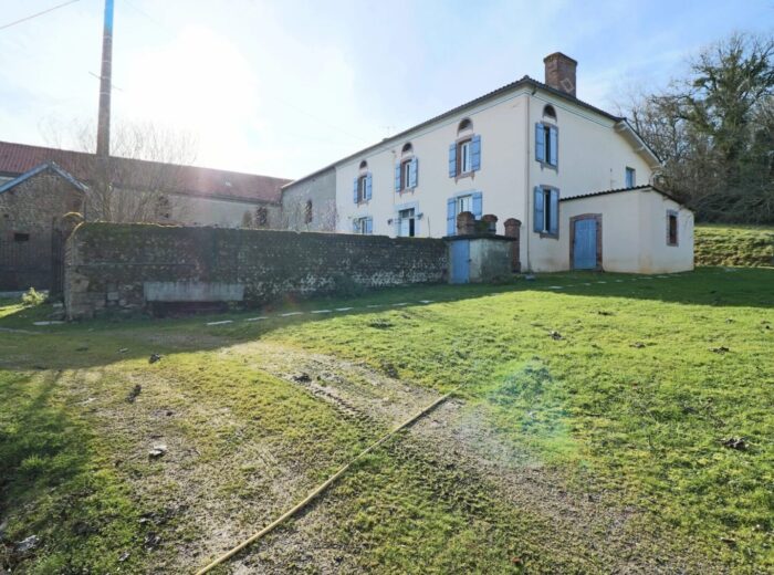 Fermette comprenant 4 chambres sur 6,35ha avec dépendances – Maison ancienne à Vic-en-Bigorre