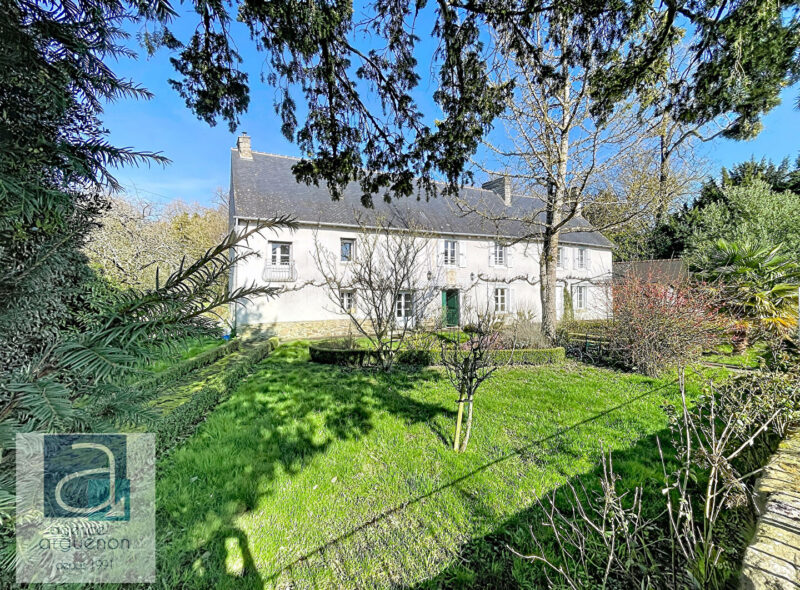 Charmant presbytère du XIXème siècle – Élégante demeure de caractère au coeur de la campagne, à proximité immédiate de la RN12 vers Rennes