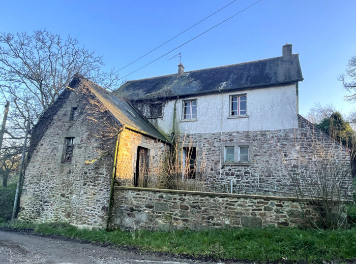 Maison et dépendances à rénover Plenee Jugon – grand terrain – Maison à rénover à plenée jugon