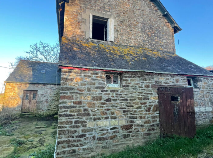 Maison et dépendances à rénover Plenee Jugon – grand terrain – Maison à rénover à plenée jugon