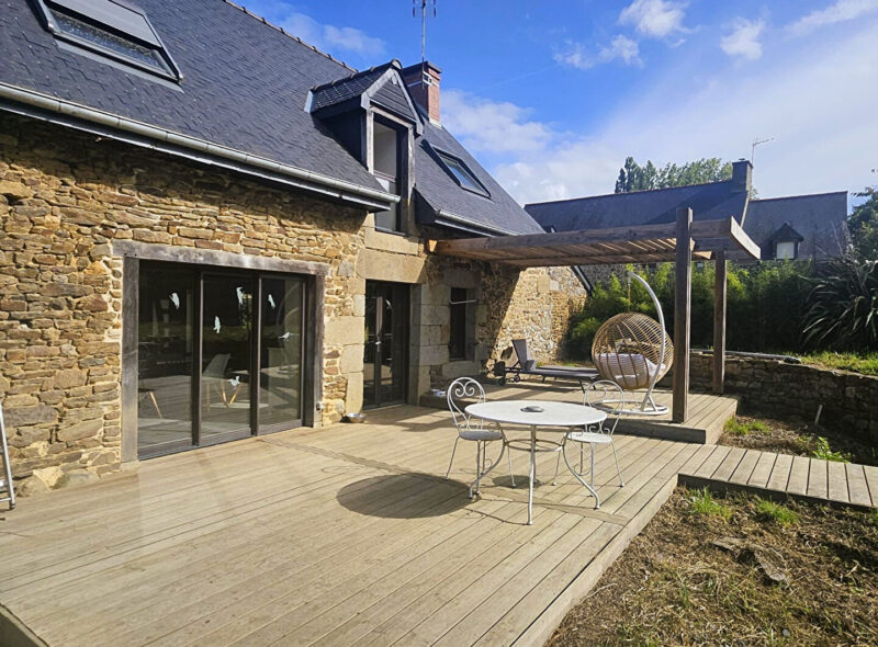 Maison ancienne avec dépendances à CUGUEN