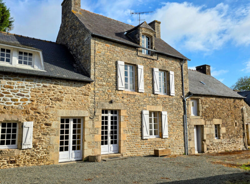 Maison ancienne avec dépendances à SAINT MELOIR DES BOIS