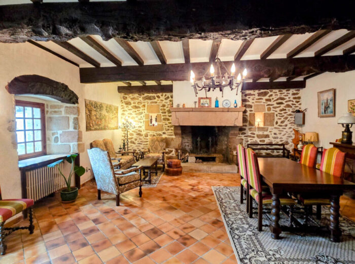 Saint Méloir Des Bois – Belle maison de bourg, dépendances… – Maison ancienne à SAINT MELOIR DES BOIS